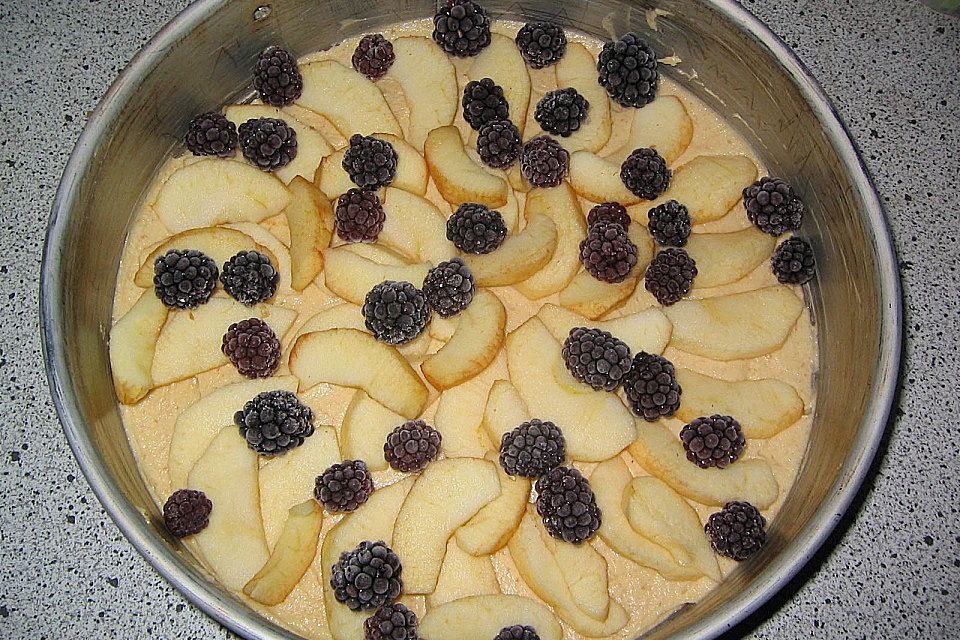 Brombeer-Apfel-Kuchen mit Zimtstreusel