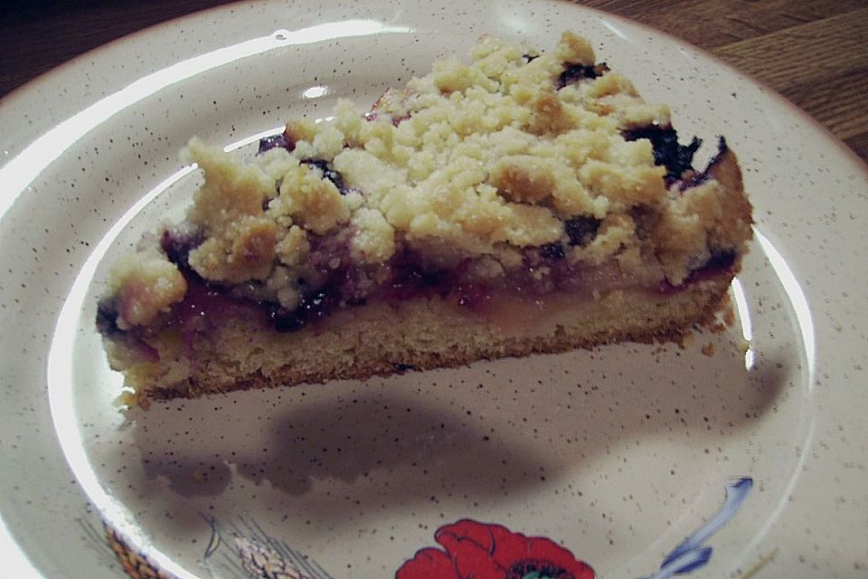 Brombeer-Apfel-Kuchen mit Zimtstreusel