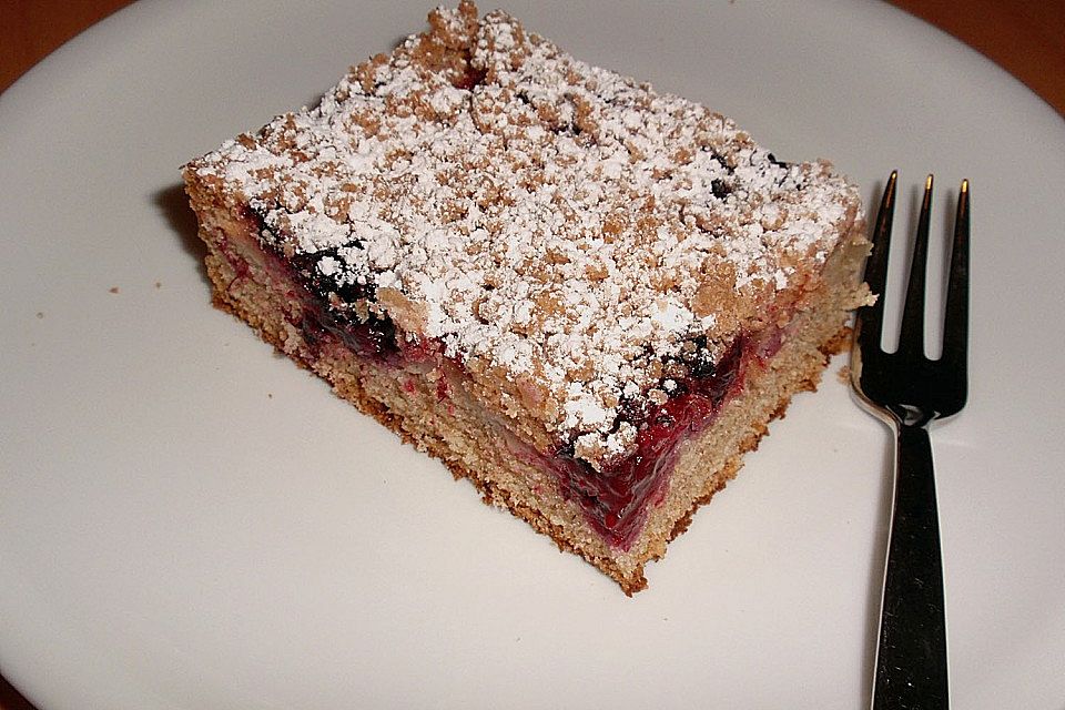 Brombeer-Apfel-Kuchen mit Zimtstreusel