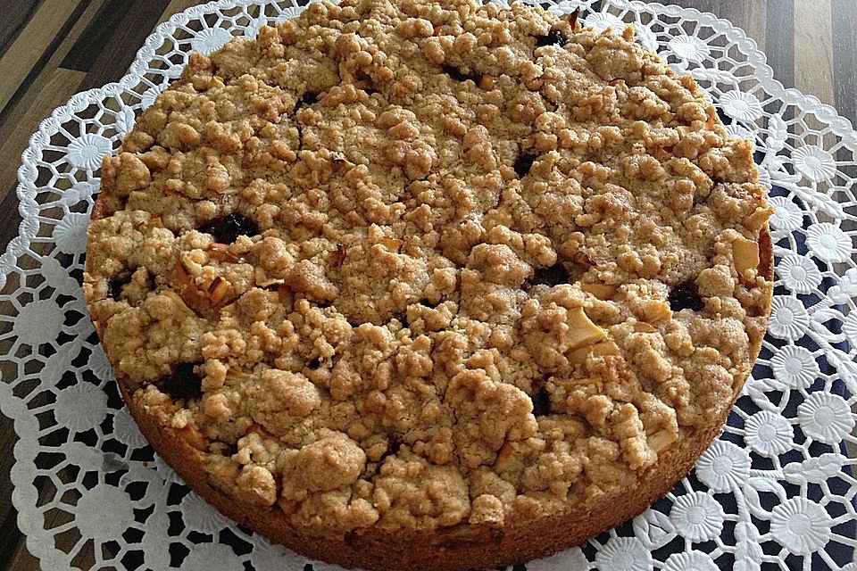 Brombeer-Apfel-Kuchen mit Zimtstreusel