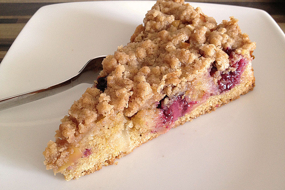 Brombeer-Apfel-Kuchen mit Zimtstreusel