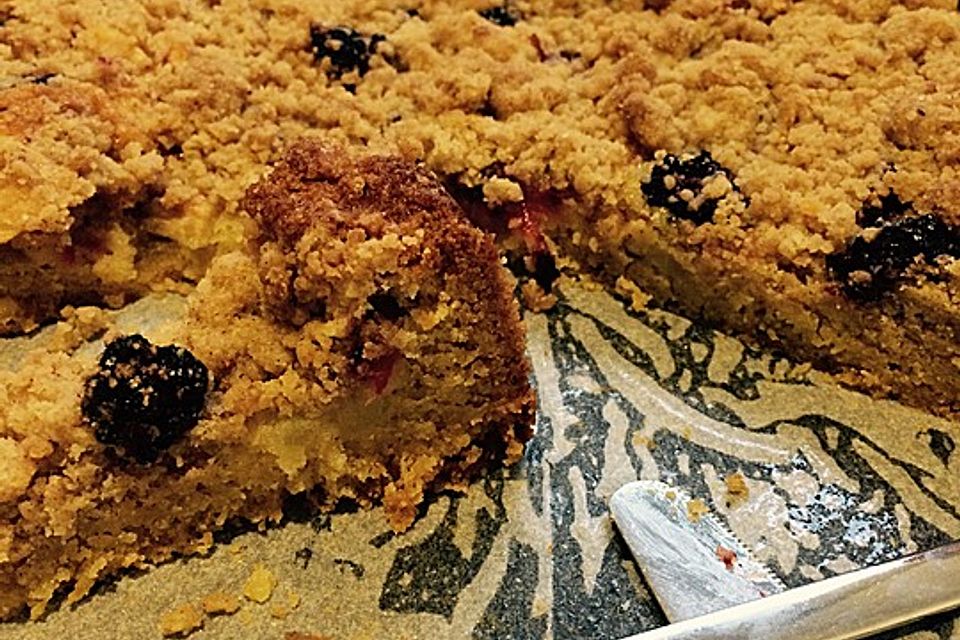 Brombeer-Apfel-Kuchen mit Zimtstreusel