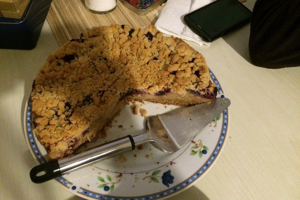 Brombeer-Apfel-Kuchen mit Zimtstreusel