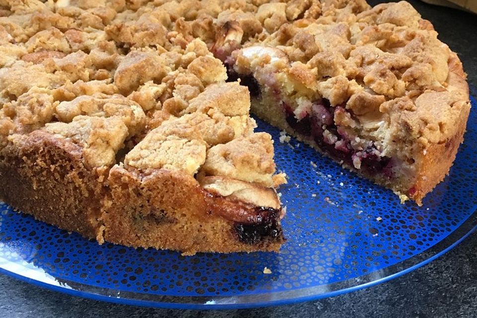 Brombeer-Apfel-Kuchen mit Zimtstreusel