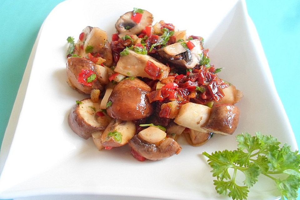 Gebratene Champignons mit getrockneten Tomaten