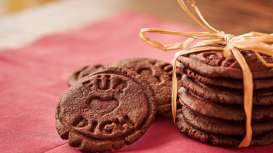 Schoko-Cookies mit Erdnussbutter-Füllung von pinktroublebee