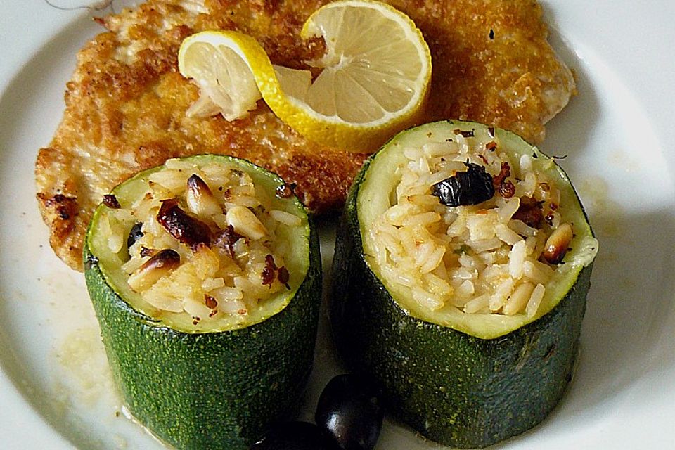 Zucchini gefüllt mit Reis, Basilikum und getrockneten Tomaten