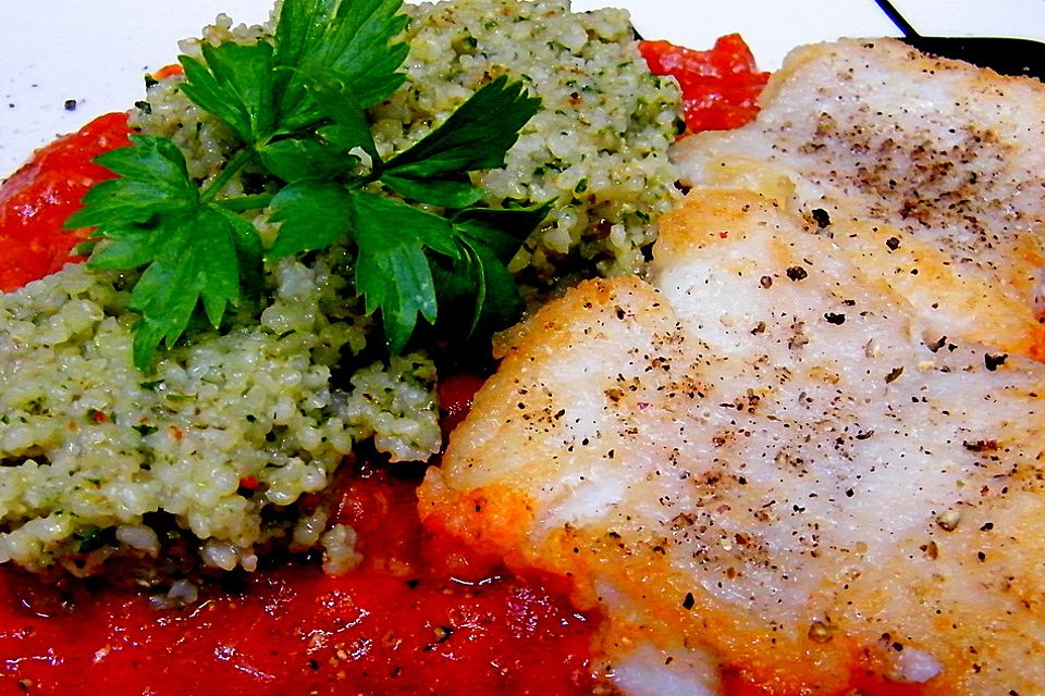 Steinbeißer auf geschmolzenen Tomaten mit Liebstöckelgraupen