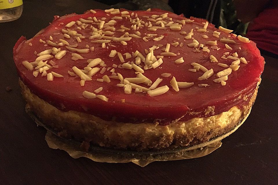 Eierlikör - Cheesecake mit fruchtigem Erdbeertopping