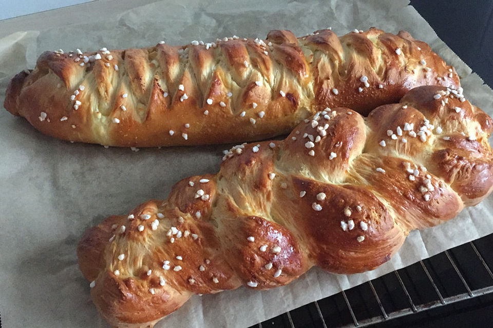 Gewickelter Hefekuchen mit Quarkfüllung