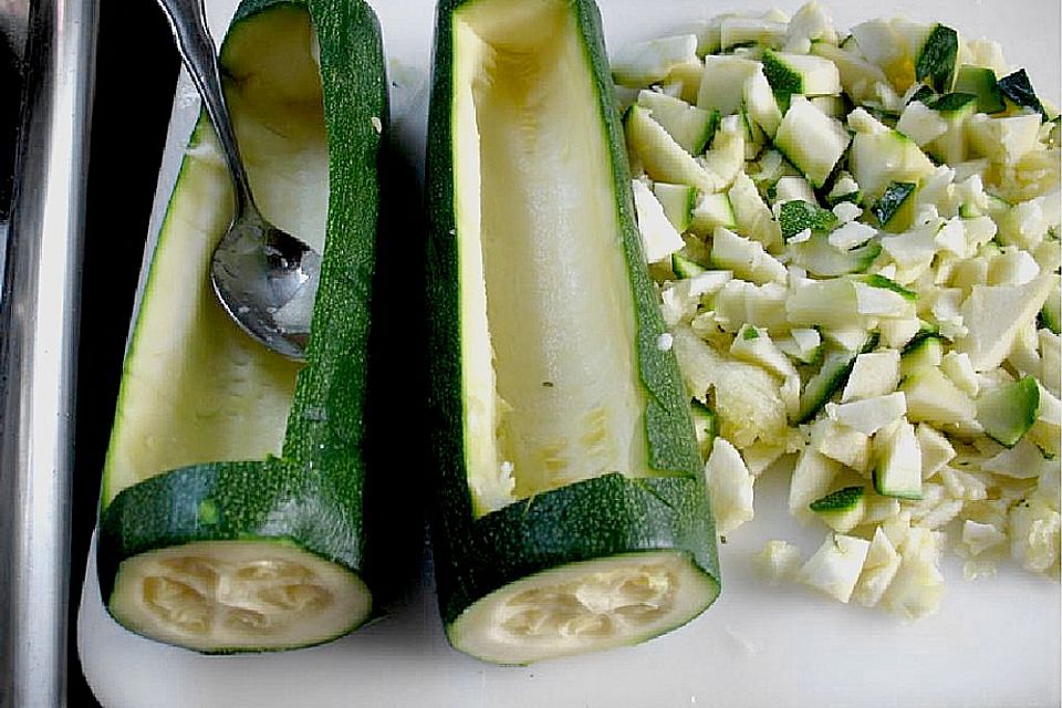 Gefüllte Zucchini mit Feta und Walnüssen