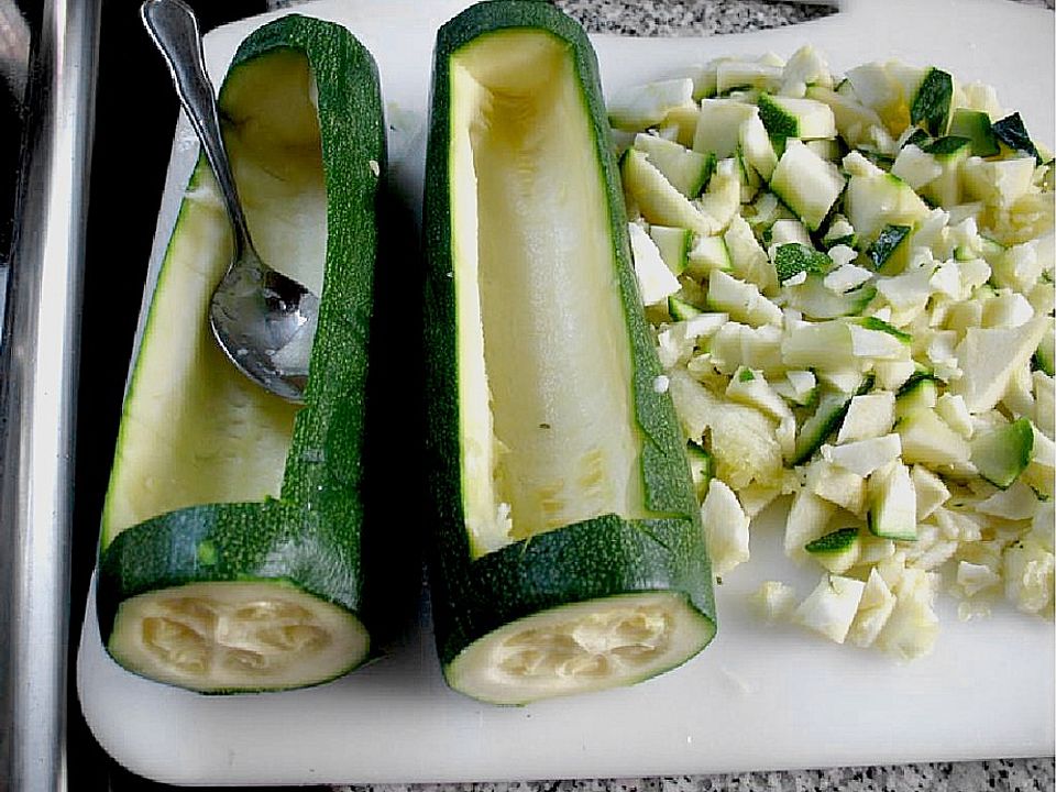 Gefüllte Zucchini mit Feta und Walnüssen von Koelkast| Chefkoch