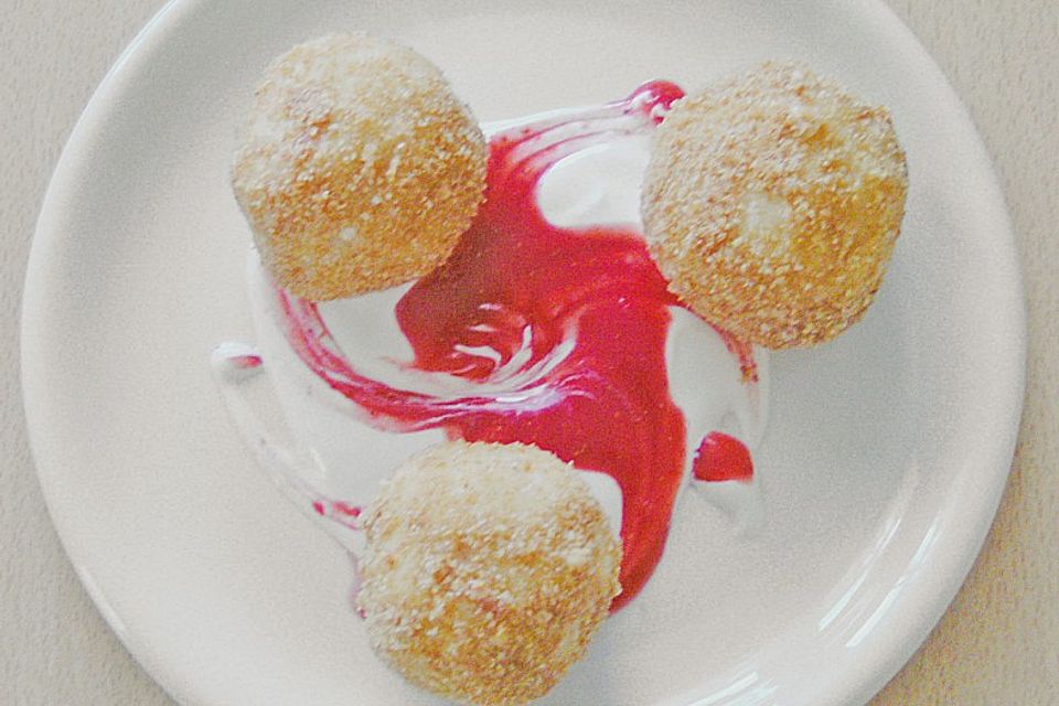 Erdbeerknödel mit zweierlei Dips Erdbeerknödel mit zweierlei Dips