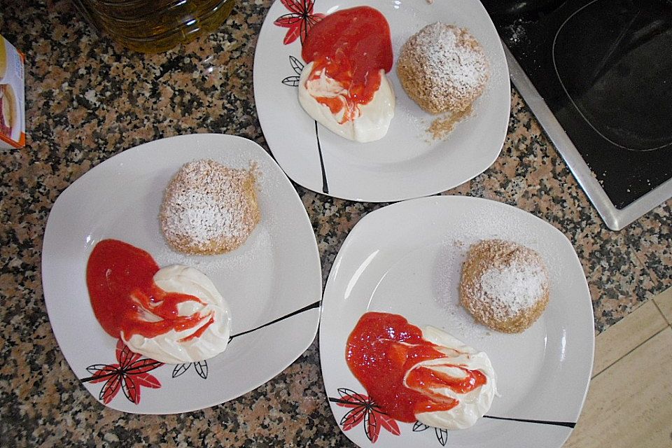 Erdbeerknödel mit zweierlei Dips Erdbeerknödel mit zweierlei Dips