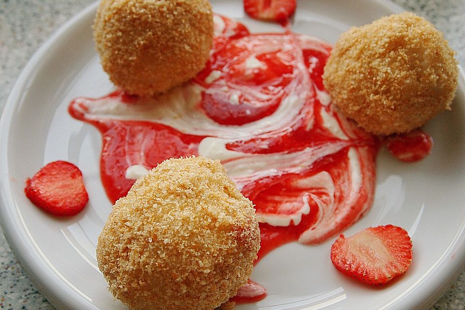 Erdbeerknödel mit zweierlei Dips Erdbeerknödel mit zweierlei Dips