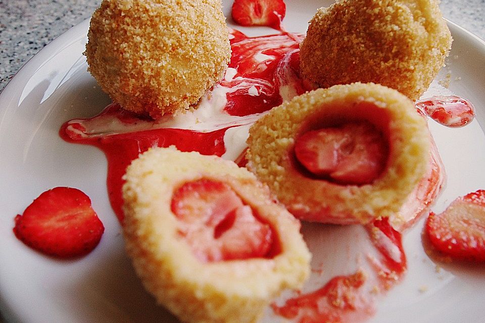 Erdbeerknödel mit zweierlei Dips Erdbeerknödel mit zweierlei Dips