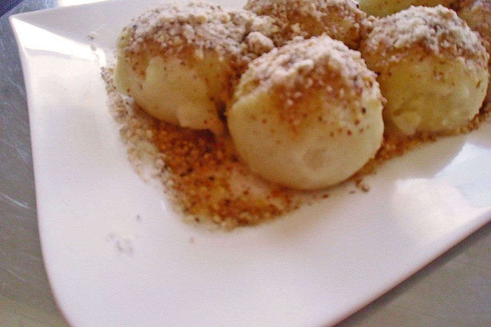 Erdbeerknödel mit zweierlei Dips Erdbeerknödel mit zweierlei Dips