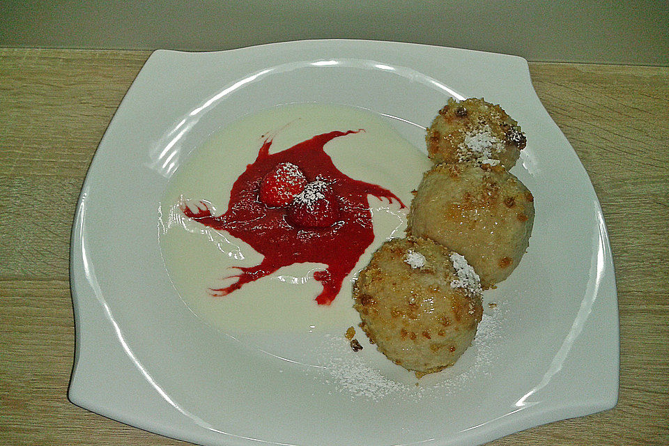 Erdbeerknödel mit zweierlei Dips Erdbeerknödel mit zweierlei Dips