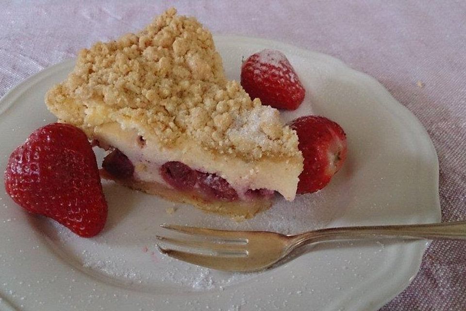 Käsekuchen mit Kirschen und Streuseln