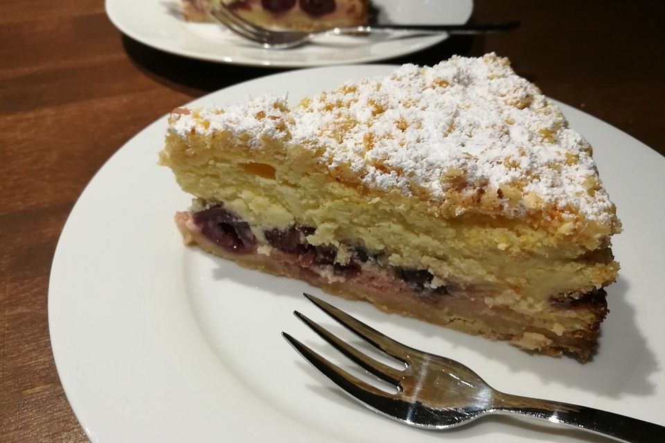 Käsekuchen mit Kirschen und Streuseln