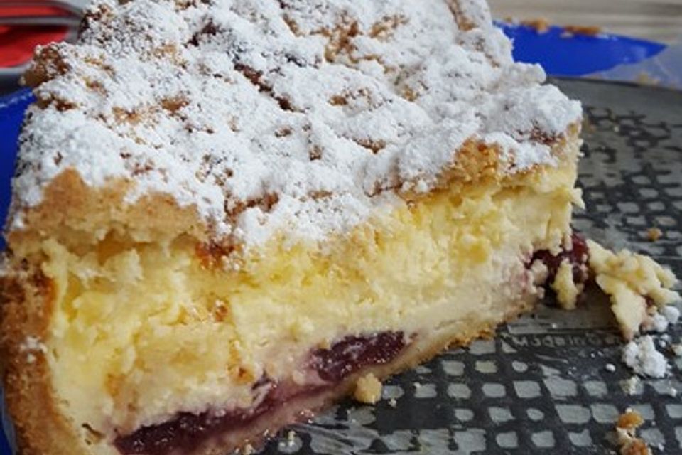 Käsekuchen mit Kirschen und Streuseln