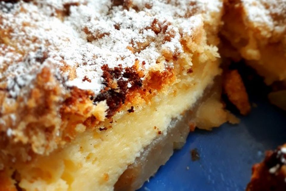 Käsekuchen mit Kirschen und Streuseln