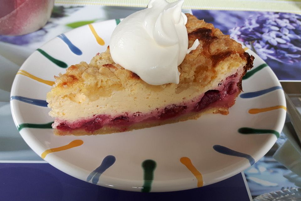 Käsekuchen mit Kirschen und Streuseln