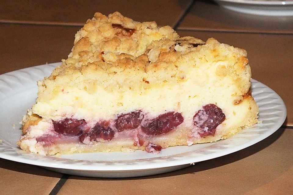 Käsekuchen mit Kirschen und Streuseln