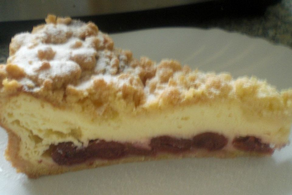 Käsekuchen mit Kirschen und Streuseln