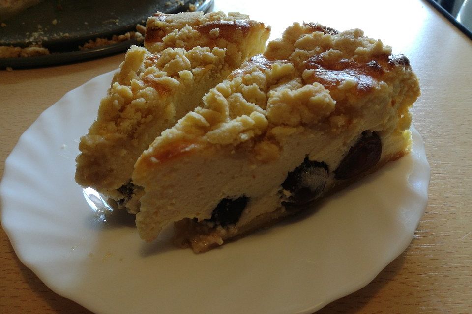 Käsekuchen mit Kirschen und Streuseln