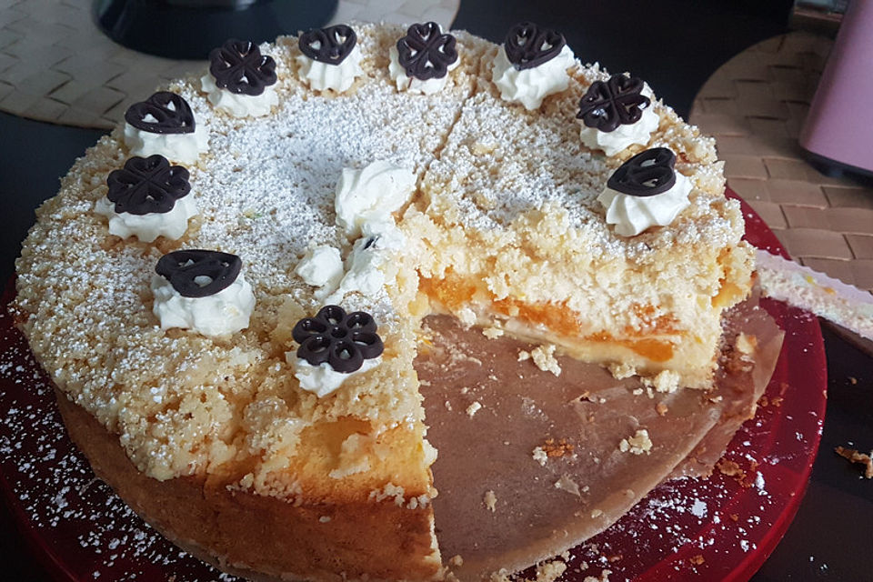 Käsekuchen mit Kirschen und Streuseln