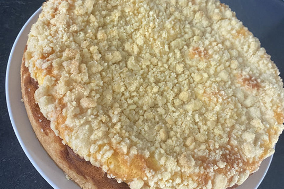 Käsekuchen mit Kirschen und Streuseln