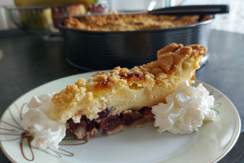 Käsekuchen mit Kirschen und Streuseln