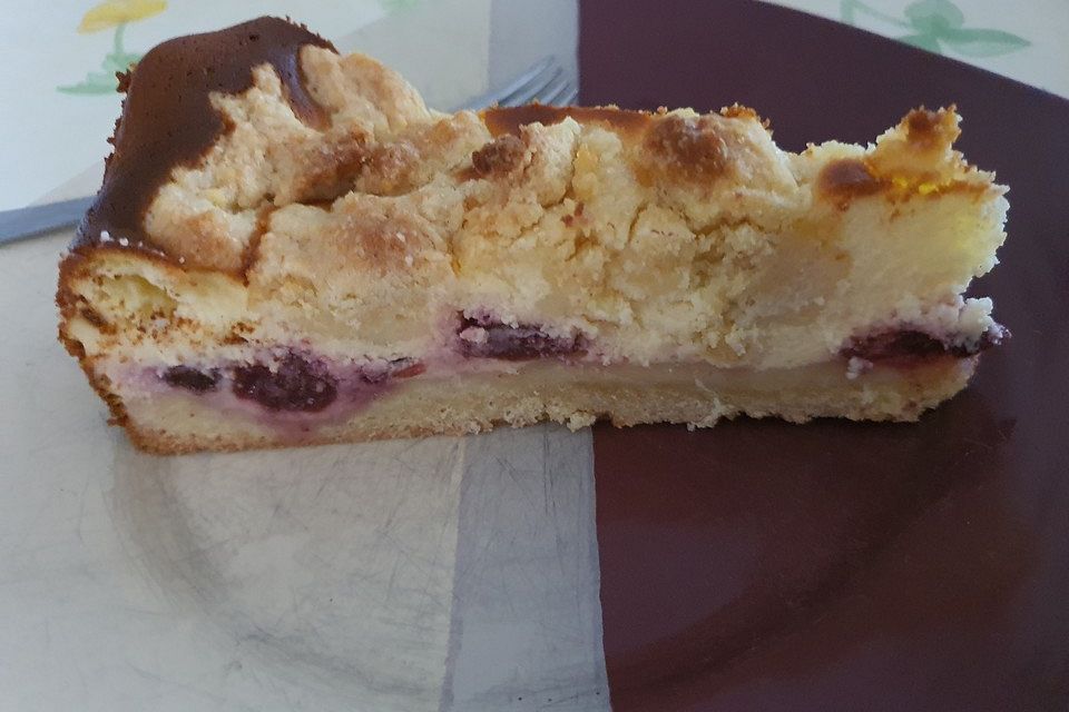 Käsekuchen mit Kirschen und Streuseln