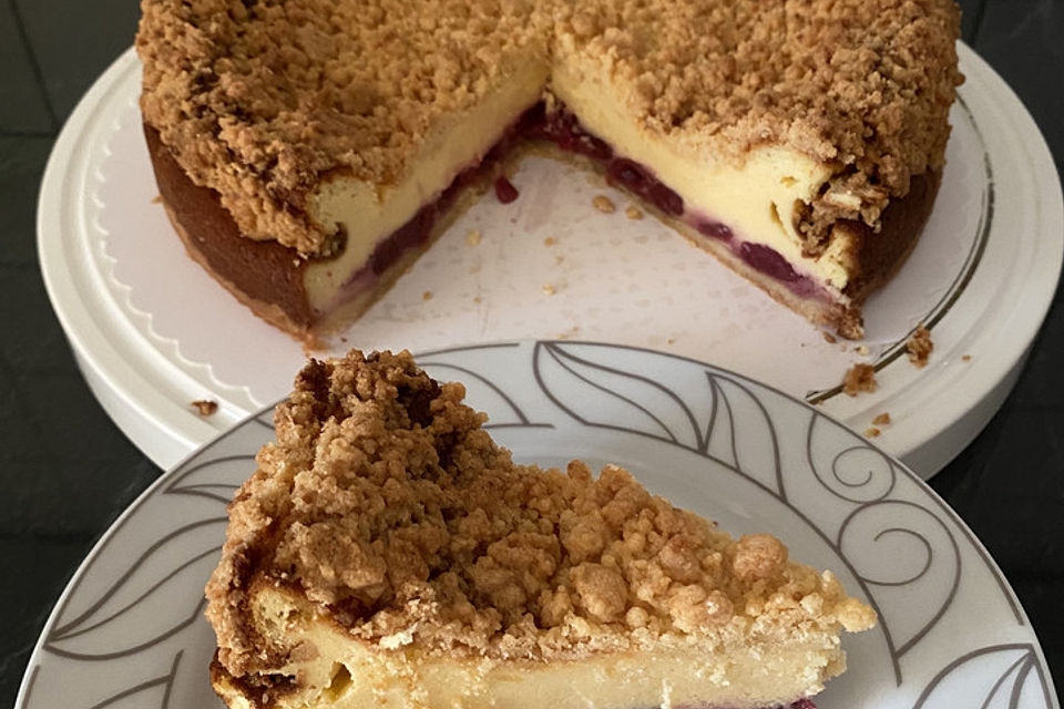 Käsekuchen mit Kirschen und Streuseln