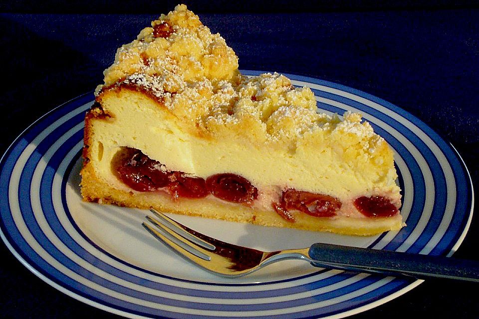 Käsekuchen mit Kirschen und Streuseln