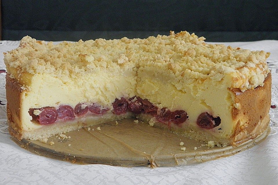 Käsekuchen mit Kirschen und Streuseln