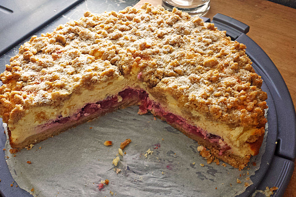 Käsekuchen mit Kirschen und Streuseln