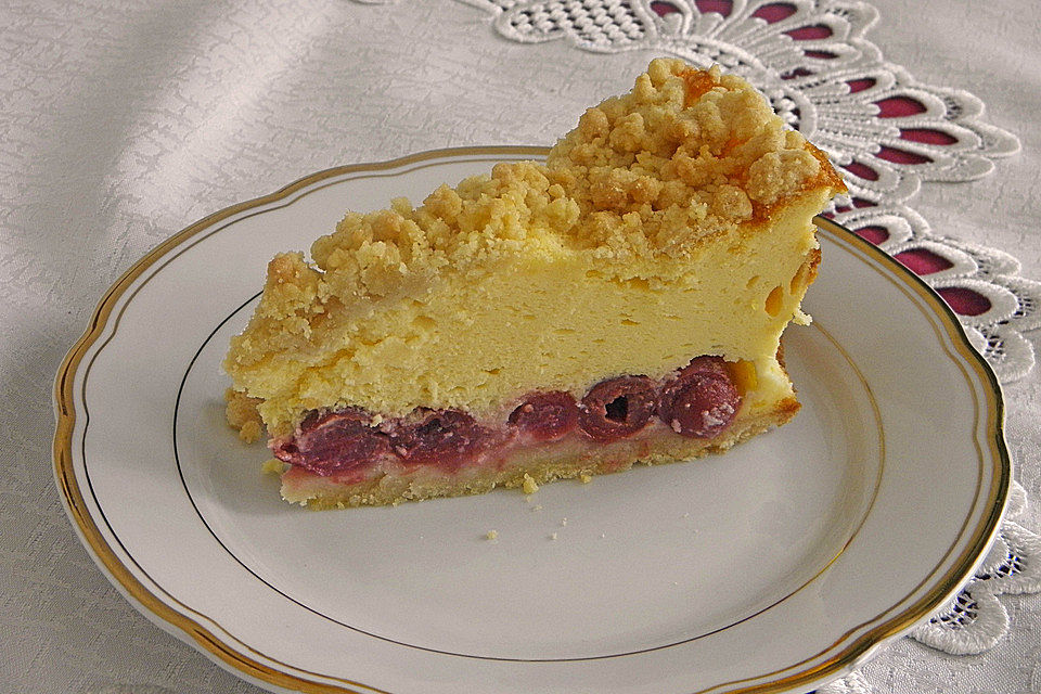 Käsekuchen mit Kirschen und Streuseln