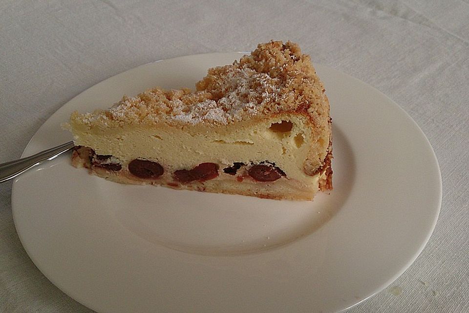 Käsekuchen mit Kirschen und Streuseln