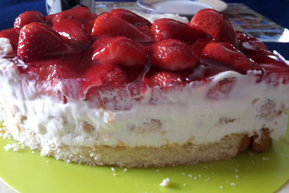 Windbeuteltorte mit Erdbeeren und Eierlikör