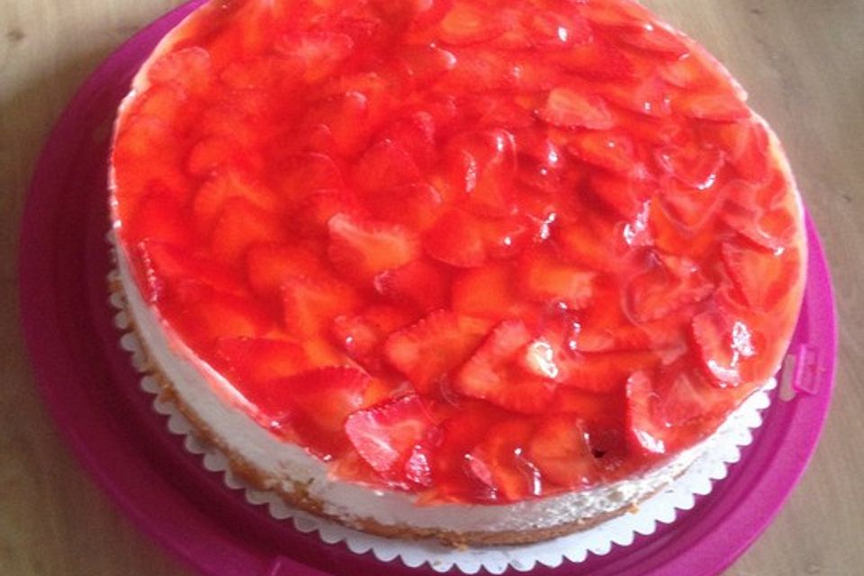 Windbeuteltorte mit Erdbeeren und Eierlikör