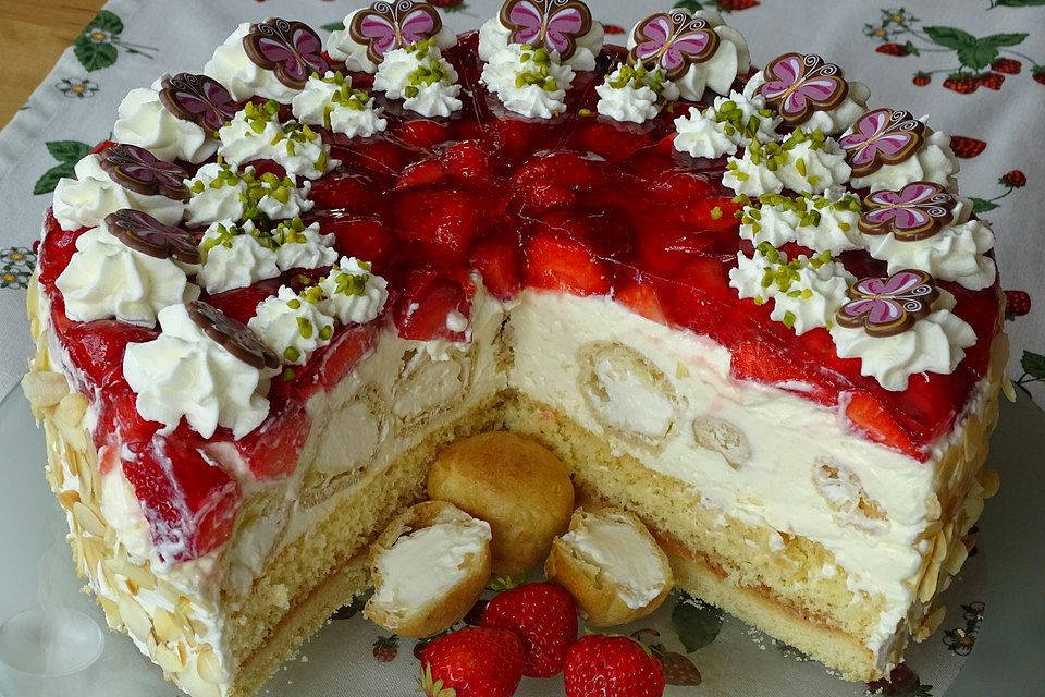 Windbeuteltorte mit Erdbeeren und Eierlikör