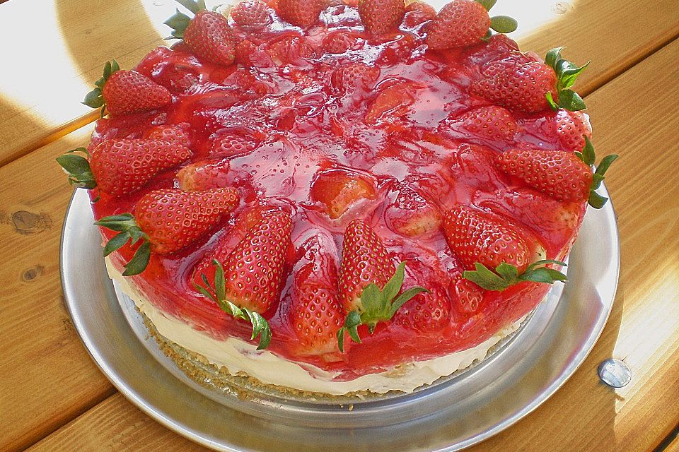 Windbeuteltorte mit Erdbeeren und Eierlikör