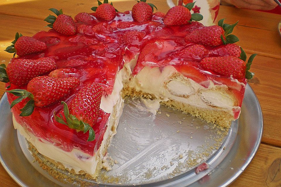 Windbeuteltorte mit Erdbeeren und Eierlikör