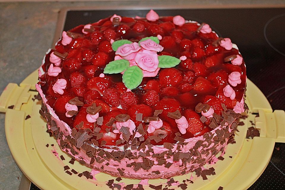 Windbeuteltorte mit Erdbeeren und Eierlikör