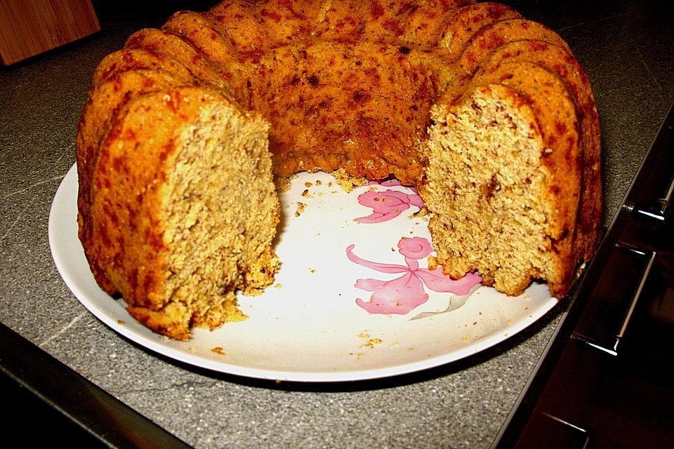 Einfacher Eierlikör - Napfkuchen mit Nüssen