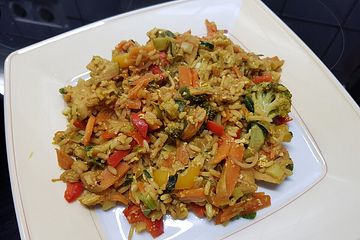 Hühnerfleisch mit Gemüse in thailändischer Currysoße