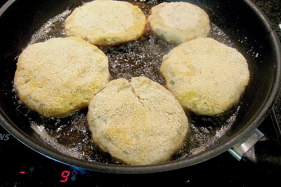 Fischküchlein aus Köhler, Räucherlachs, Kartoffeln und  Dill