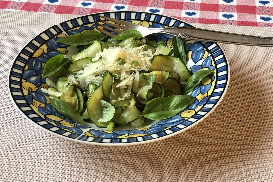 Zucchinipfanne mit Kräutern und frischem Parmesan